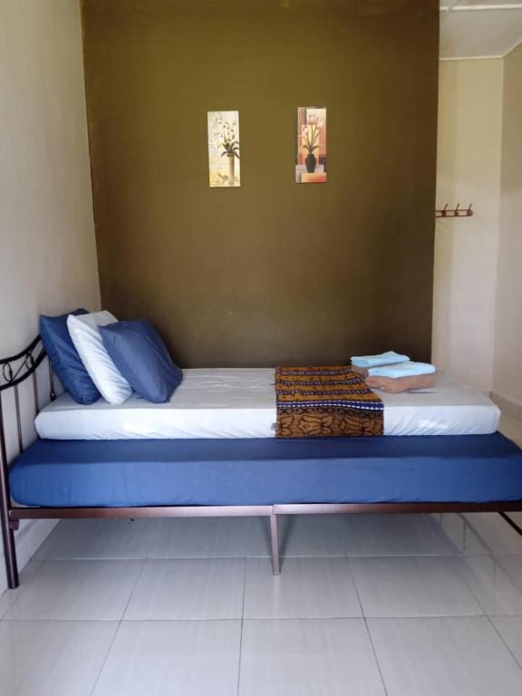 Postel nebo postele na pokoji v ubytování Mersing Chalet Teluk Sisek