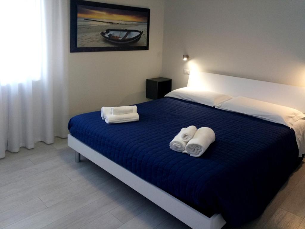 um quarto com uma cama com duas toalhas em Melograno Rooms B&B em Brogliano