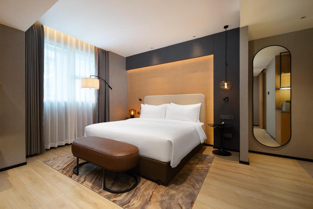 Postel nebo postele na pokoji v ubytování Langham Honor International Hotel Canton Fair Complex Branch - Free Shuttle to Canton Fair Complex During Canton Fair Period & Free Mini Bar