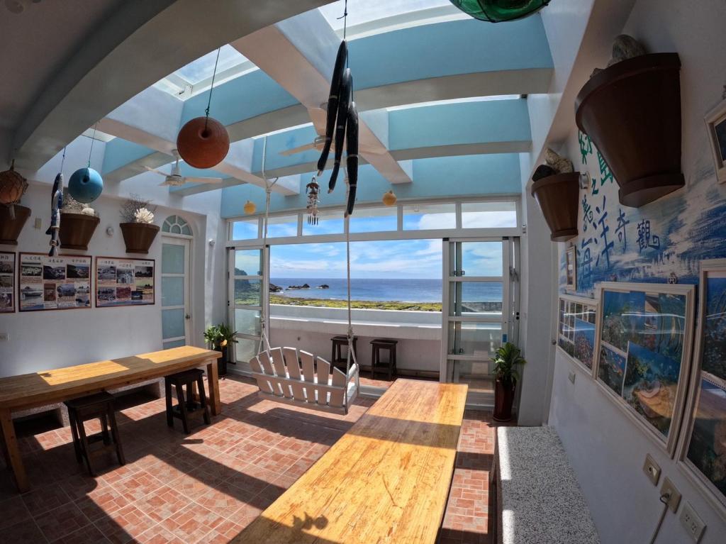 綠島鄉的住宿－綠島好望角無敵海景民宿，一间设有桌子的海景用餐室