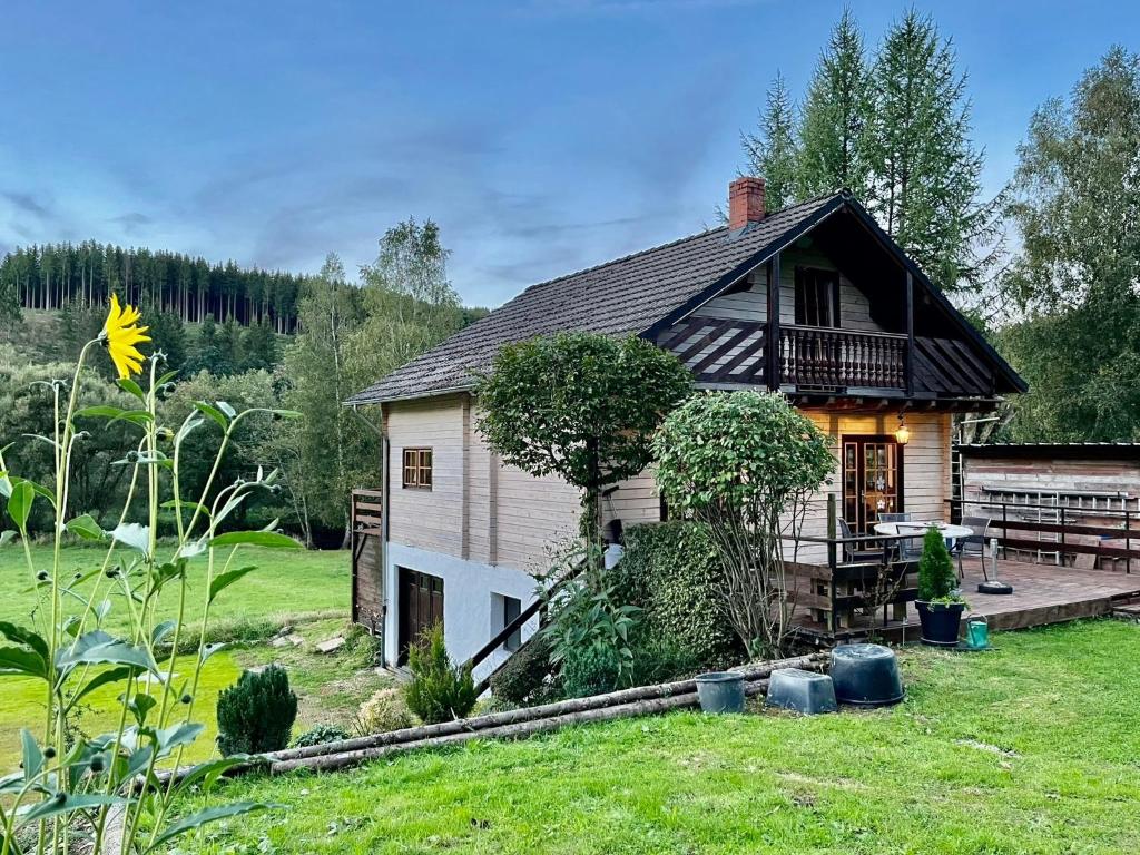 uma pequena casa num campo com um quintal em Blockhaus Ourtal em Winterspelt