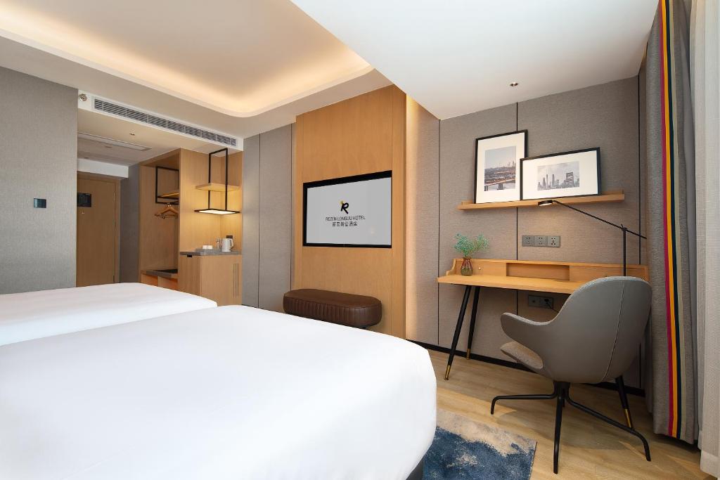 Postel nebo postele na pokoji v ubytování Langham Honor International Hotel Canton Fair Complex Branch - Free Shuttle to Canton Fair Complex During Canton Fair Period & Free Mini Bar