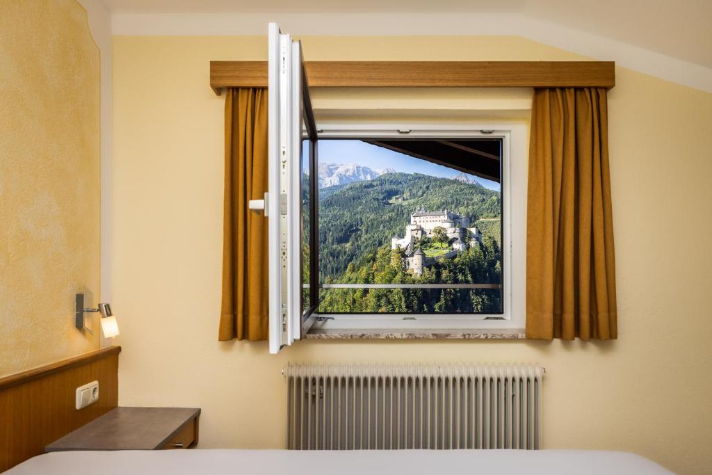 Nespecifikovaný výhled na hory nebo výhled na hory při pohledu z hotelu