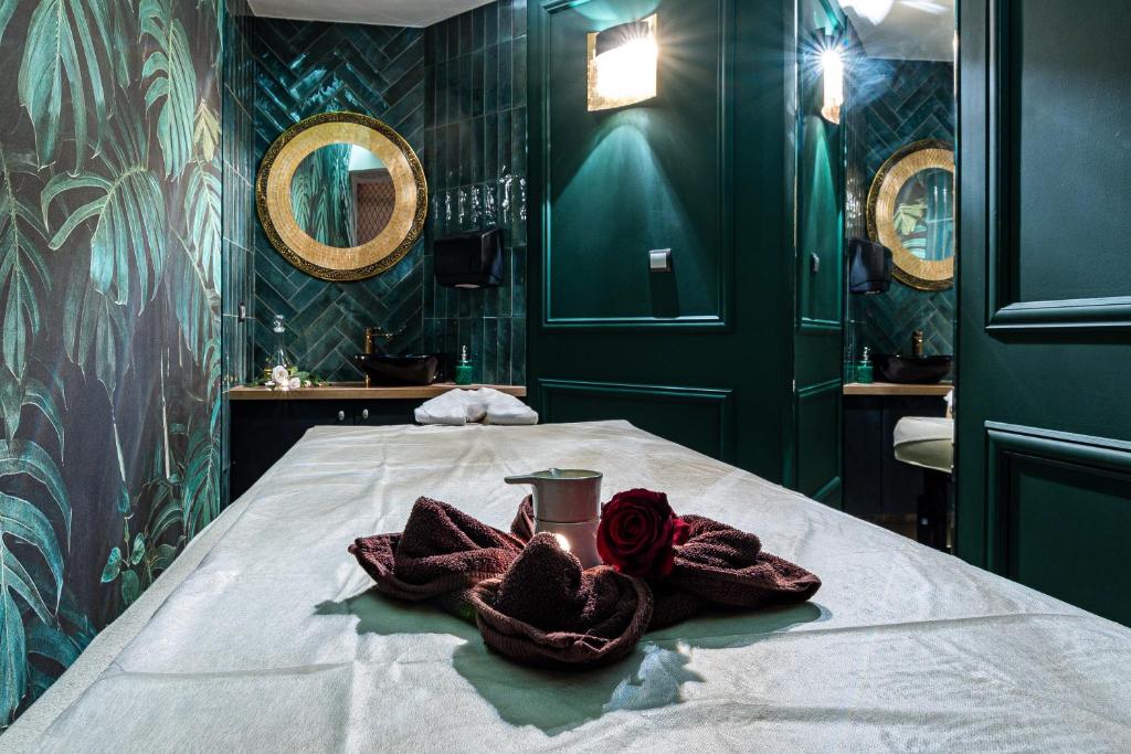 Postel nebo postele na pokoji v ubytování Hotel Galicja Superior Wellness & Spa