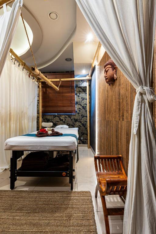 Postel nebo postele na pokoji v ubytování Hotel Galicja Superior Wellness & Spa