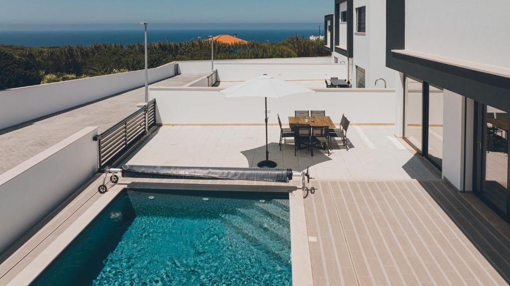 een zwembad op het dak van een huis bij Villa Atlantica One in Lourinhã