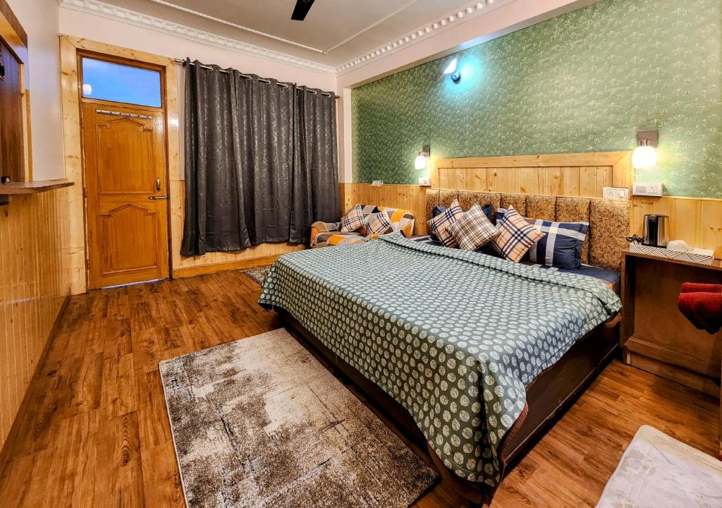 1 dormitorio con 1 cama en una habitación en The Bougainvillea, Mcleodganj, en Dharamshala