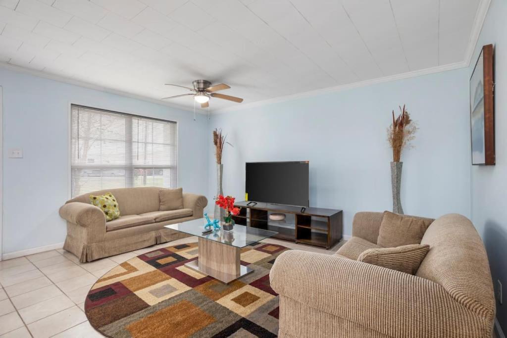 Iowa的住宿－Peaceful apartment in Iowa, LA，客厅配有两张沙发和一台电视机