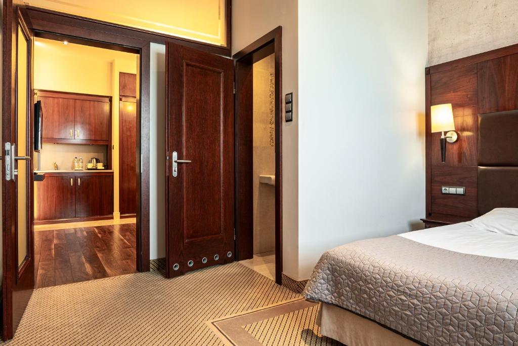 Postel nebo postele na pokoji v ubytování Hotel Galicja Superior Wellness & Spa