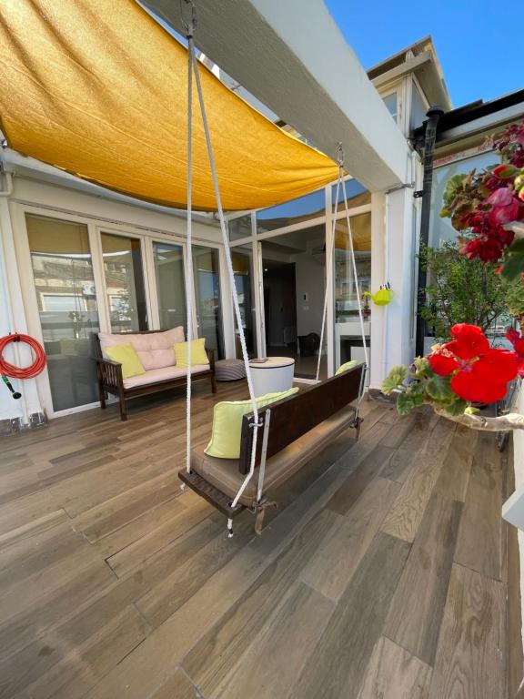 eine Veranda mit einer Schaukel auf einem Haus in der Unterkunft Penthouse Luxury Granada in Granada