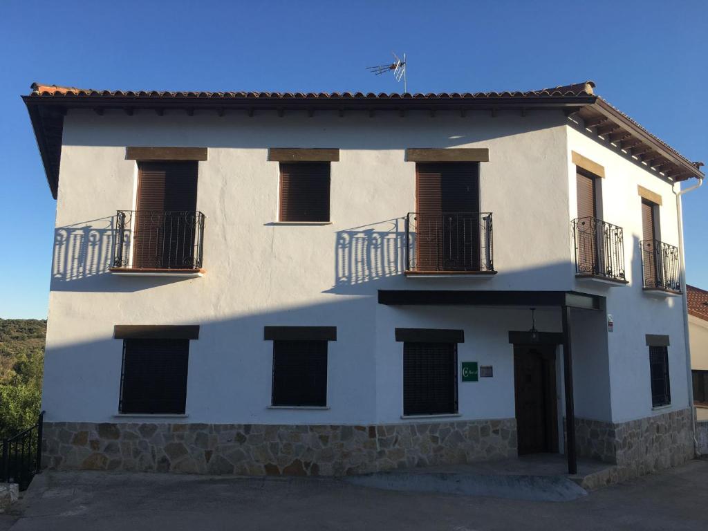 Un grand bâtiment blanc avec un balcon est à votre disposition. dans l'établissement El Mirador del Chorrillo, à Olmeda de las Fuentes