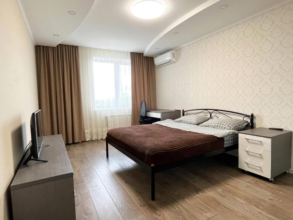 - une chambre avec un lit et une télévision dans l'établissement 0147 New flat near airport Zhulyany Sofievskaya Borshchagovka, à Kiev