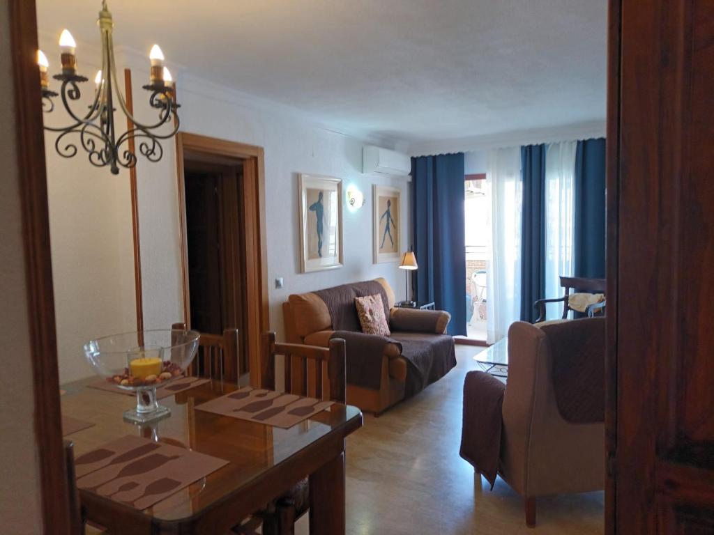 a living room with a dining table and a living room at Piso Centro Torremolinos in Torremolinos