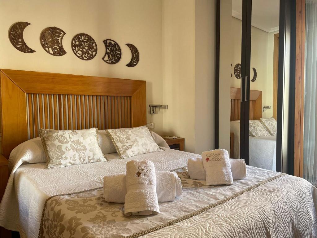 um quarto com uma cama com toalhas em Casa San Salvador em Córdoba