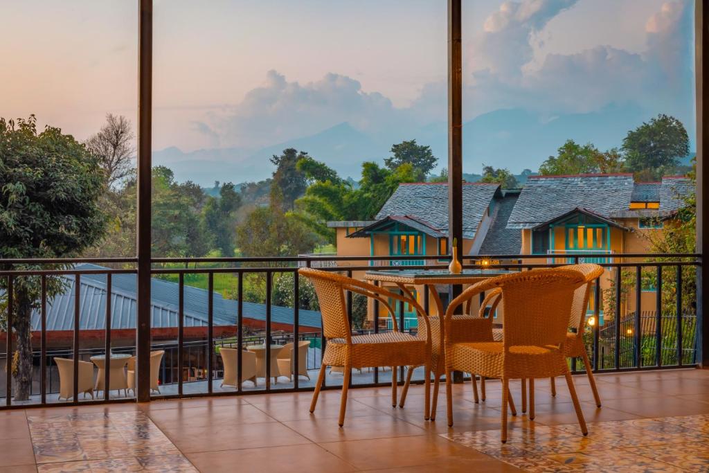 Balkón nebo terasa v ubytování Tree of Life Birdsong Chalets , Dharamshala
