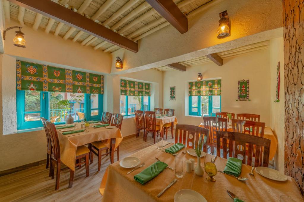 Restaurace v ubytování Tree of Life Birdsong Chalets , Dharamshala