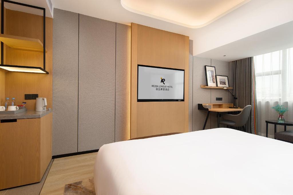 Postel nebo postele na pokoji v ubytování Langham Honor International Hotel Canton Fair Complex Branch - Free Shuttle to Canton Fair Complex During Canton Fair Period & Free Mini Bar