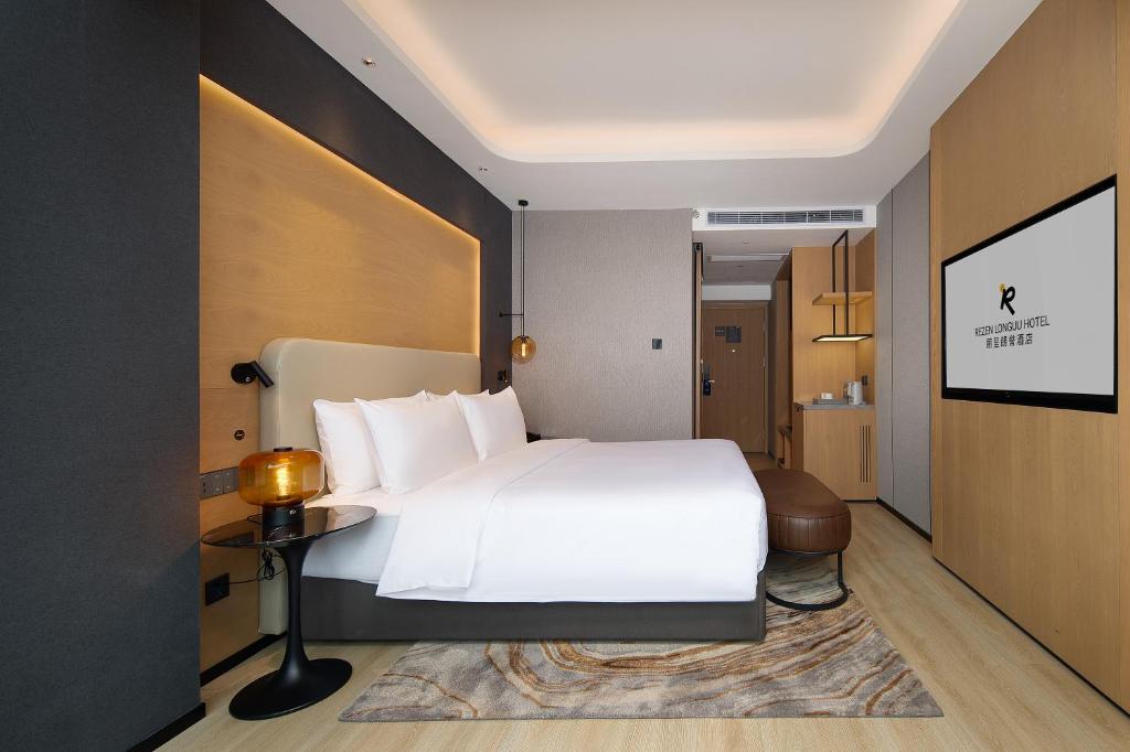 Postel nebo postele na pokoji v ubytování Langham Honor International Hotel Canton Fair Complex Branch - Free Shuttle to Canton Fair Complex During Canton Fair Period & Free Mini Bar