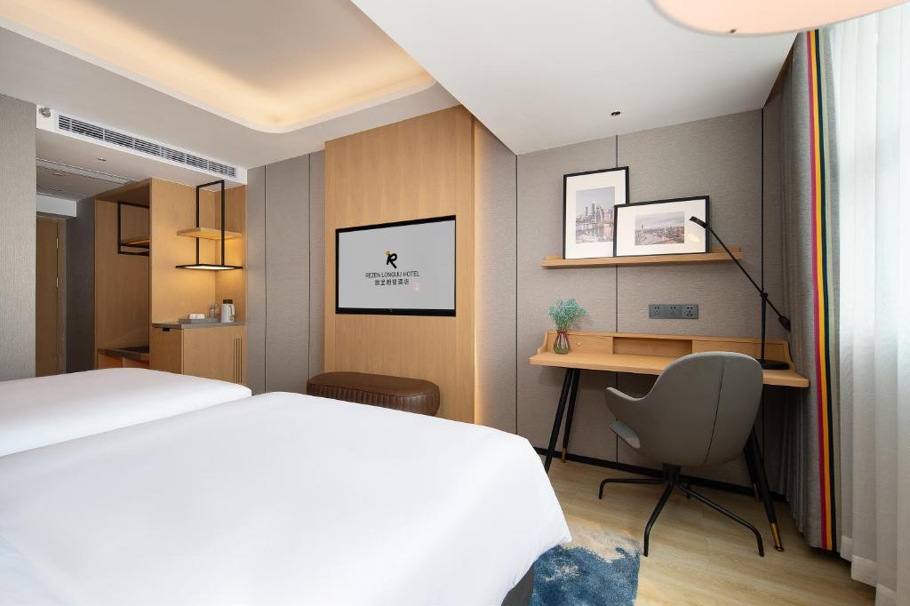 Postel nebo postele na pokoji v ubytování Langham Honor International Hotel Canton Fair Complex Branch - Free Shuttle to Canton Fair Complex During Canton Fair Period & Free Mini Bar