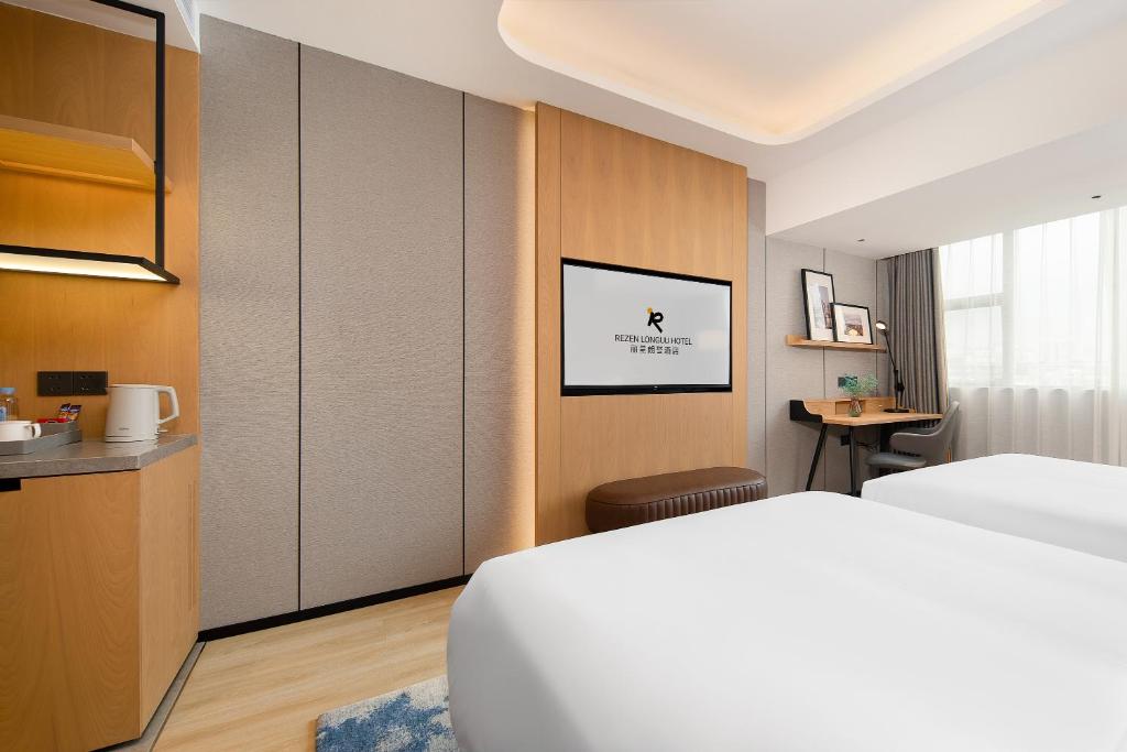 Postel nebo postele na pokoji v ubytování Langham Honor International Hotel Canton Fair Complex Branch - Free Shuttle to Canton Fair Complex During Canton Fair Period & Free Mini Bar
