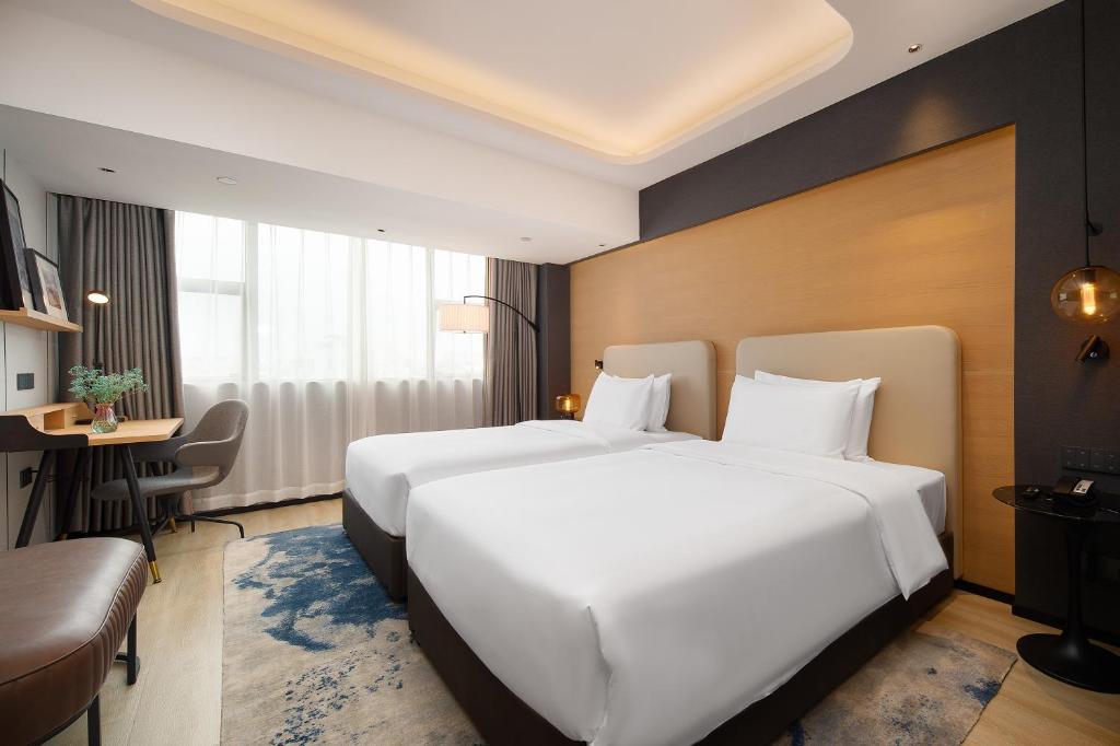 Postel nebo postele na pokoji v ubytování Langham Honor International Hotel Canton Fair Complex Branch - Free Shuttle to Canton Fair Complex During Canton Fair Period & Free Mini Bar