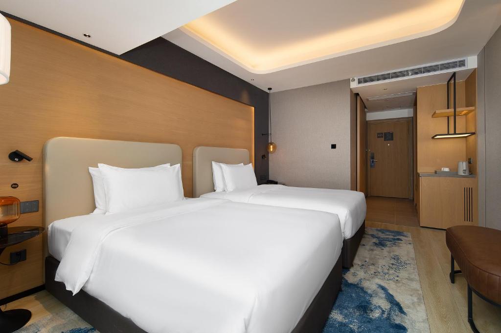 Postel nebo postele na pokoji v ubytování Langham Honor International Hotel Canton Fair Complex Branch - Free Shuttle to Canton Fair Complex During Canton Fair Period & Free Mini Bar