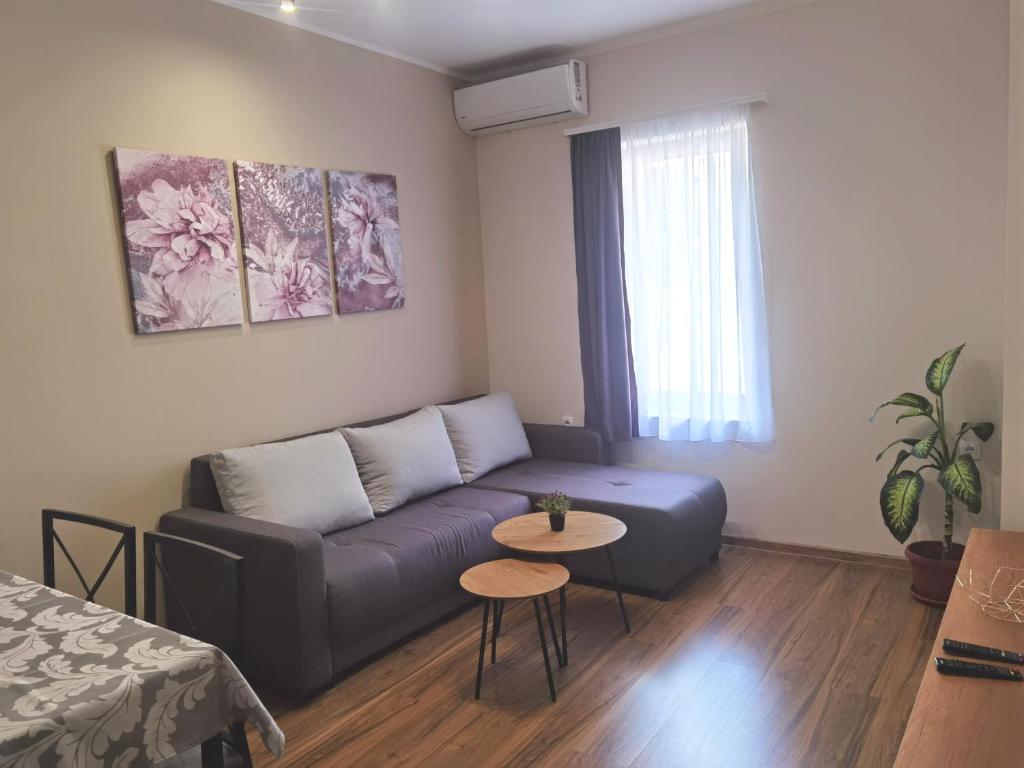 een woonkamer met een bank en een tafel bij Stefan Suite Belgrade Center Apartment in Belgrado