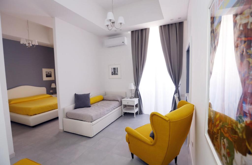 een woonkamer met een bank en een stoel bij Rome Together Guest House in Rome