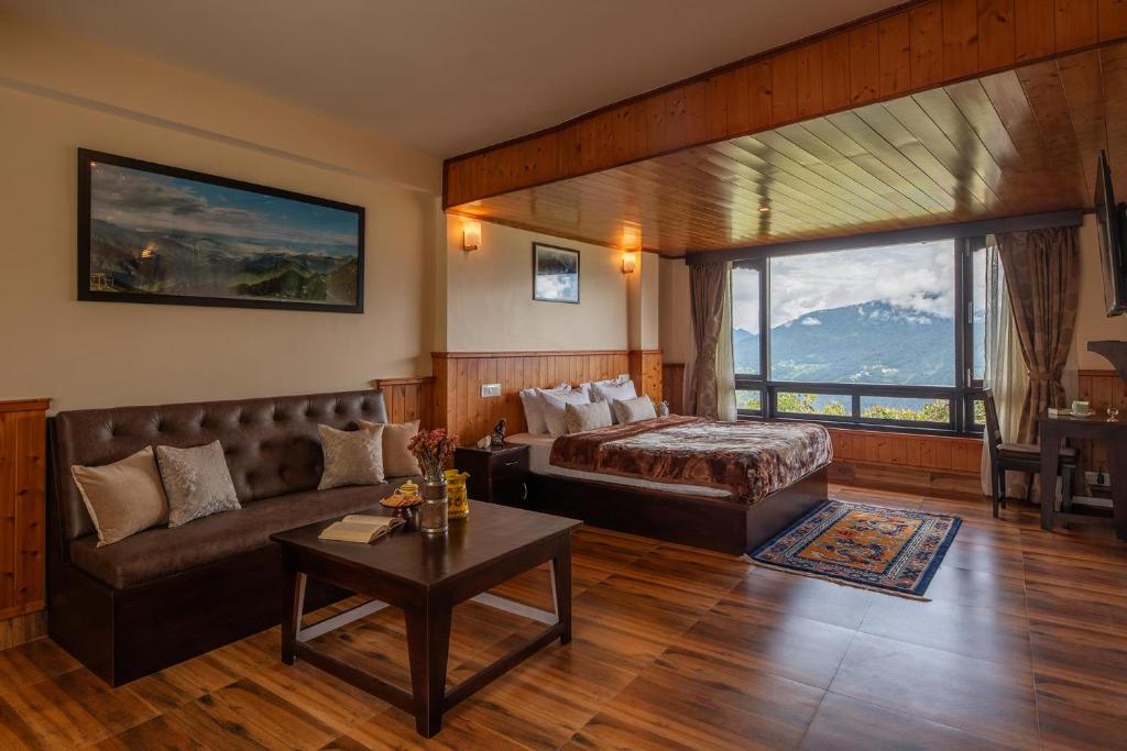 salon z kanapą i stołem w obiekcie StayVista's Himalayan Horizon - Mountain & Valley-View Villa with Heater w mieście Gangtok