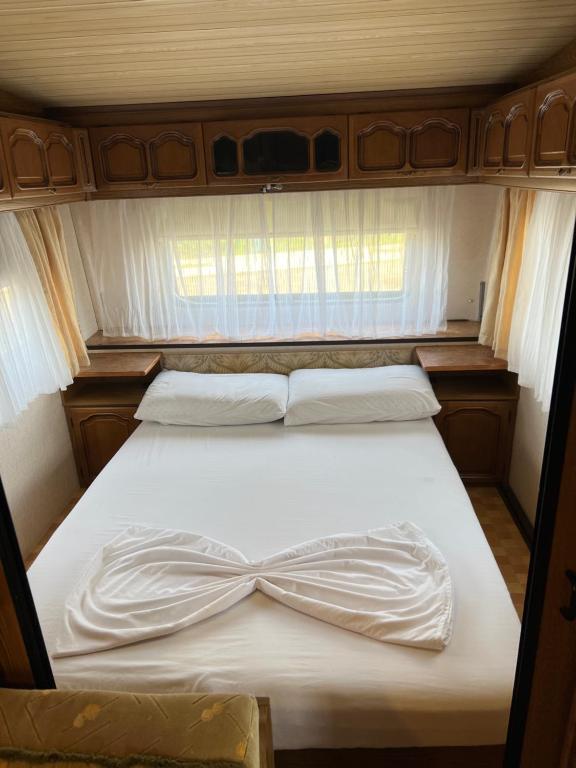 Voodi või voodid majutusasutuse Windmill Caravans toas