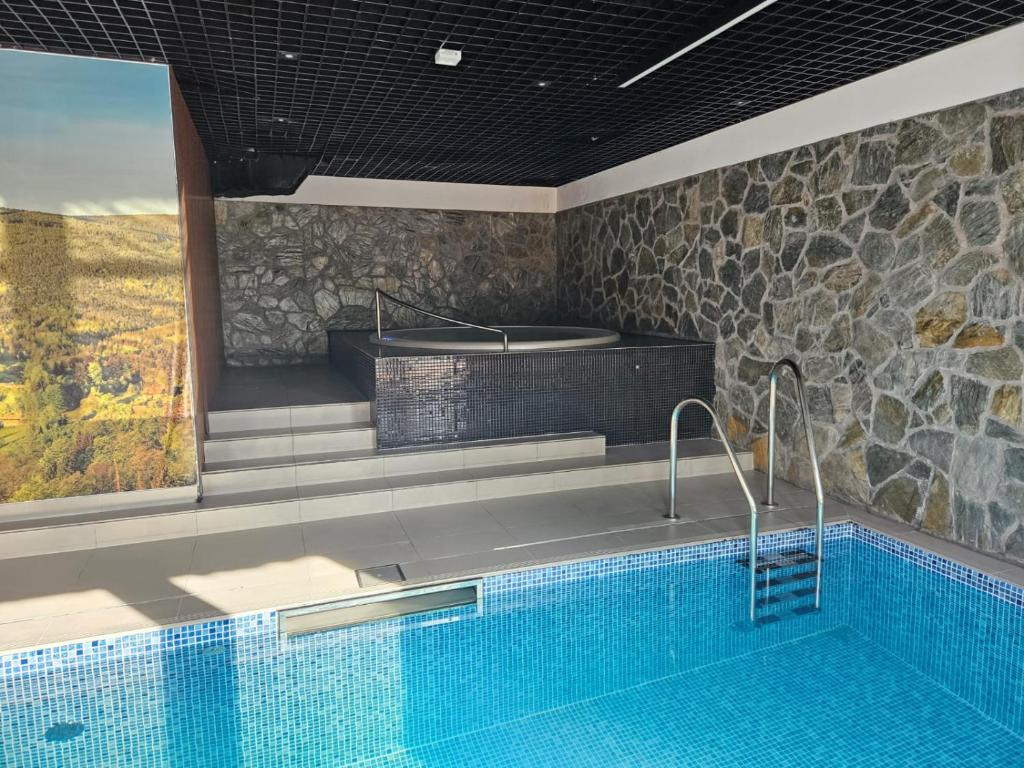 Bazén v ubytování Green Park Resort A8 - Apartament Waloński - z dostępem do basenu, sauny, jacuzzi, siłowni - Widok z 3 stron budynku nebo v jeho okolí