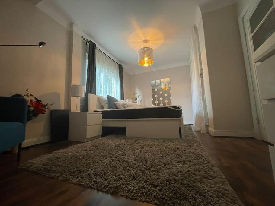 een woonkamer met een bank en een tapijt bij Naturnahes Heimatbasis in Hamburg