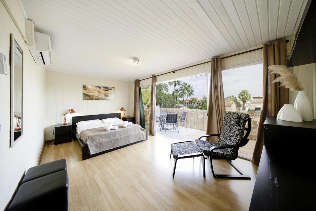 a bedroom with a bed and a balcony at Luz y Color en Castelldefels in Castelldefels