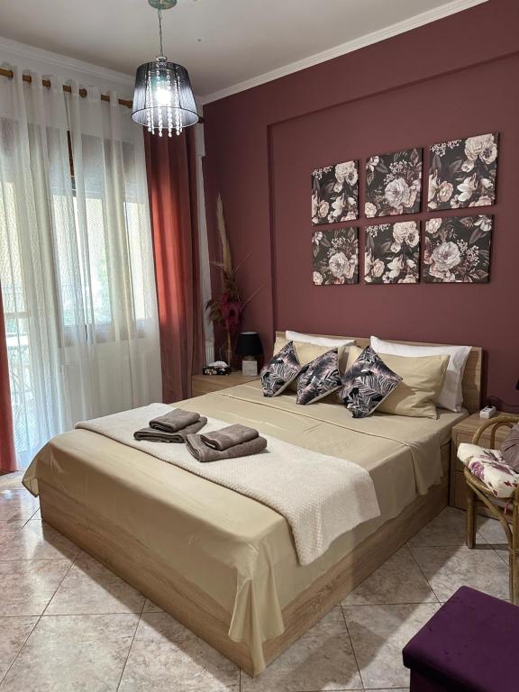1 dormitorio con 1 cama grande y paredes moradas en G & A APARTMENT, en Orestiada