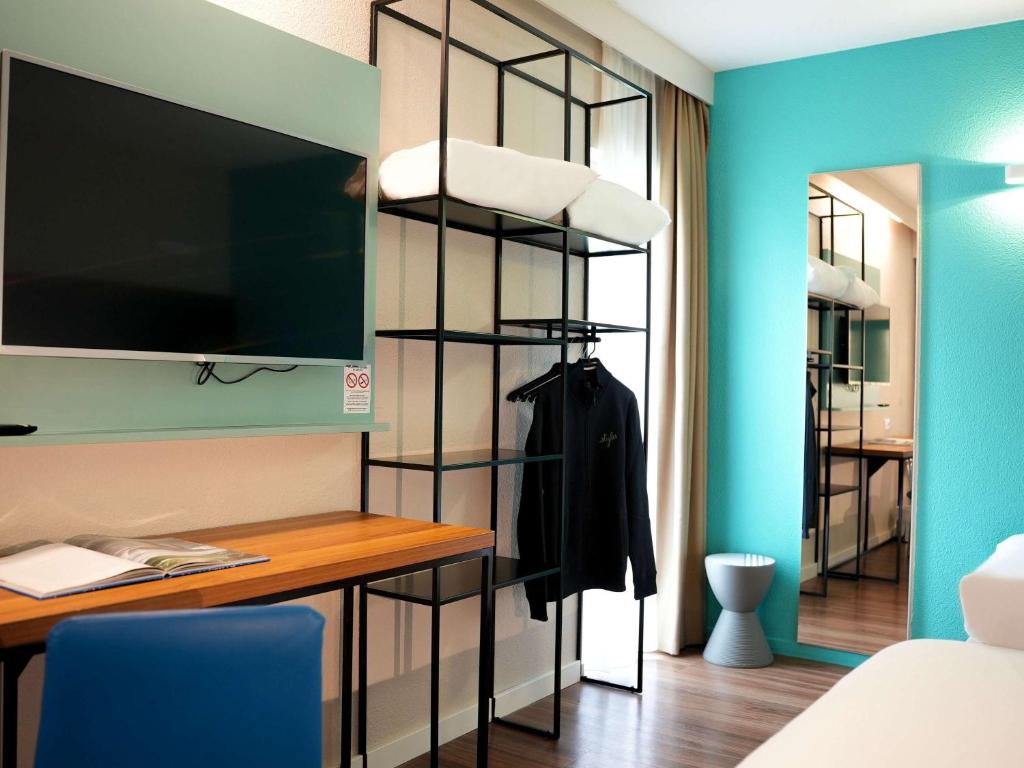 TV a/nebo společenská místnost v ubytování ibis Styles Quimper