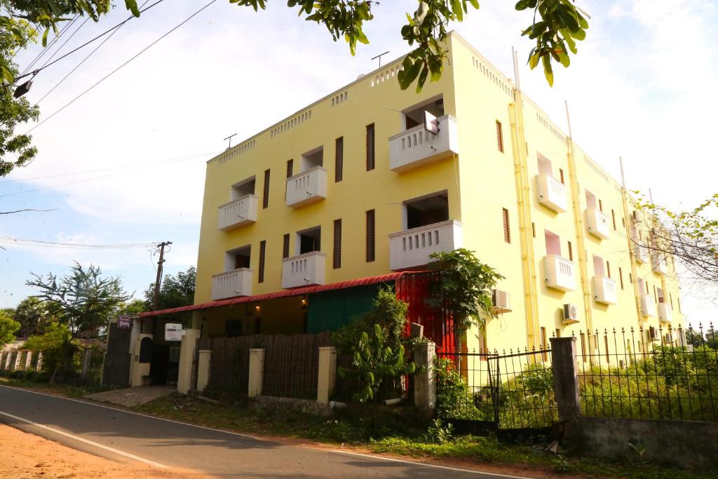 un edificio amarillo al lado de una calle en Shangrila at blissful haven near to Matrimandir en Auroville