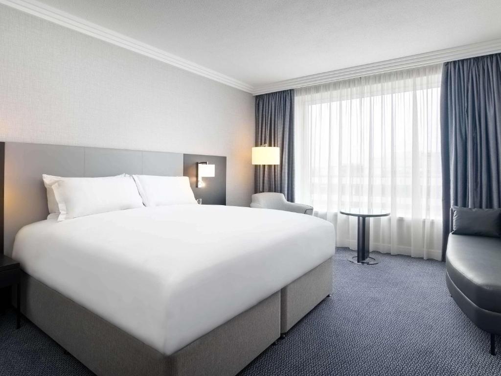Postel nebo postele na pokoji v ubytování Sofitel London Gatwick