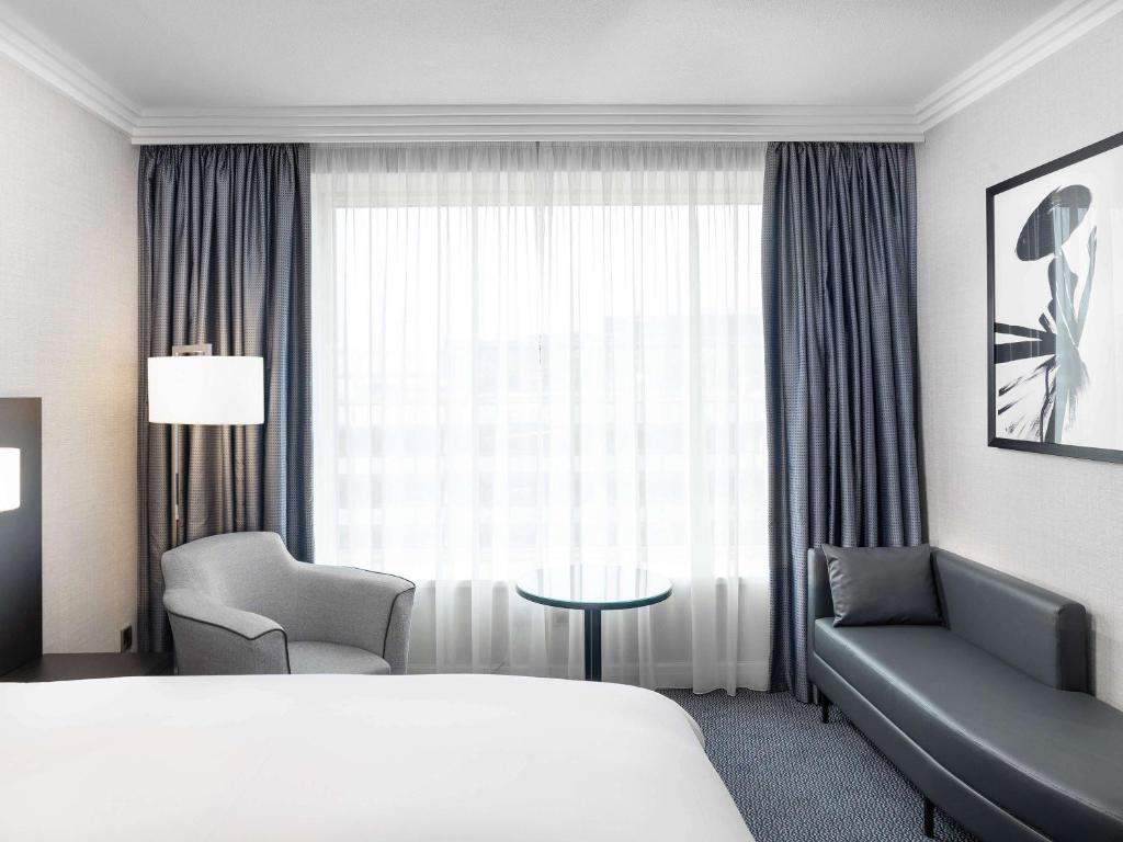 Postel nebo postele na pokoji v ubytování Sofitel London Gatwick
