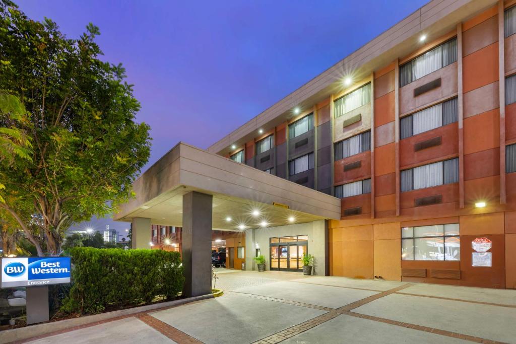 una representación de un edificio de hospital por la noche en Best Western Los Angeles Worldport Hotel, en Wilmington