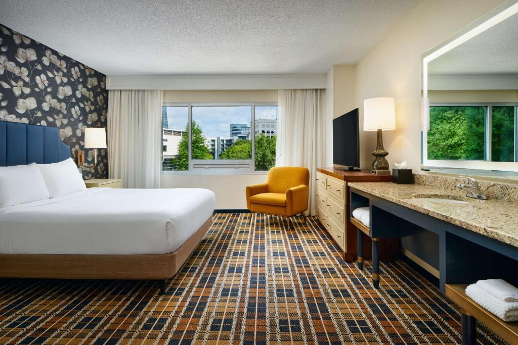 Embassy Suites by Hilton Atlanta Buckhead - King Suite With Mobility Accessible Tub