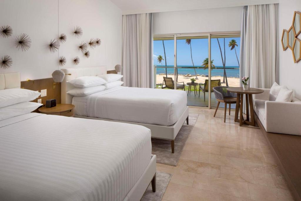 um quarto de hotel com duas camas e vista para o oceano em Hyatt Regency Grand Reserve Puerto Rico em Rio Grande