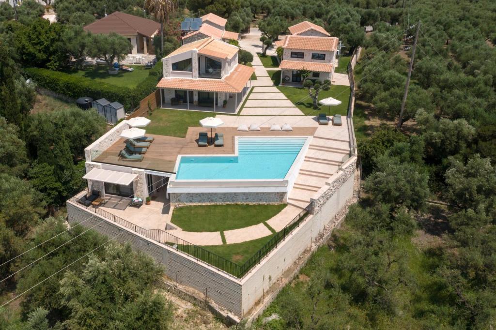 Bazén v ubytování Evylio Stone Houses nebo v jeho okolí