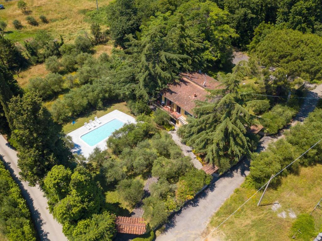 uma vista aérea de uma casa com piscina em Villino Stregatta by VacaVilla em Fucecchio