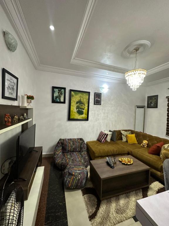 sala de estar con sofá y TV en Cozy one bedroom, Lekki-ikate, en Lagos