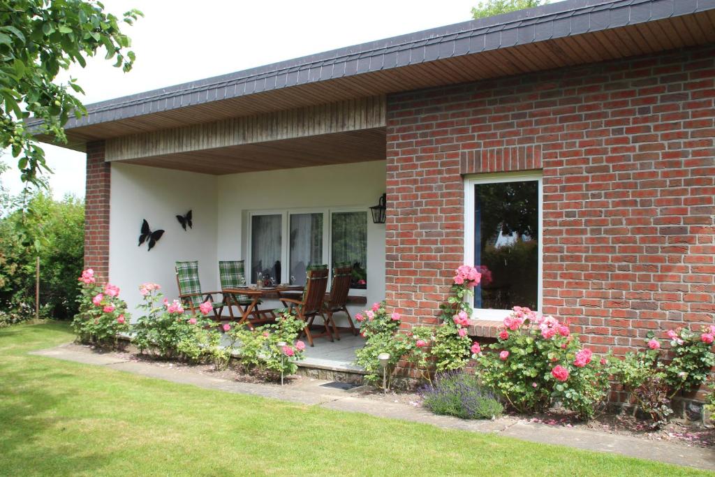 ein Backsteinhaus mit einer Terrasse mit einem Tisch und Stühlen in der Unterkunft Ferienhaus Dorit & Rüdiger Fahl in Klocksdorf