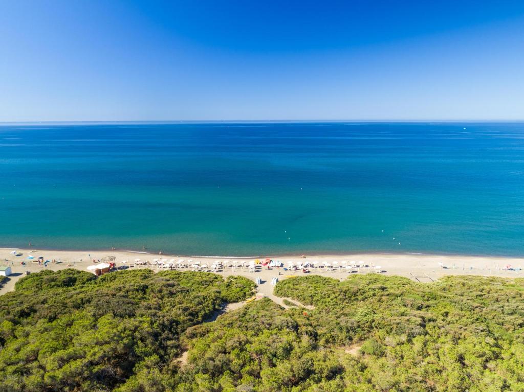eine Luftaufnahme eines Strandes mit einer Gruppe von Menschen in der Unterkunft Gitavillage Club degli Amici in Pescia Romana