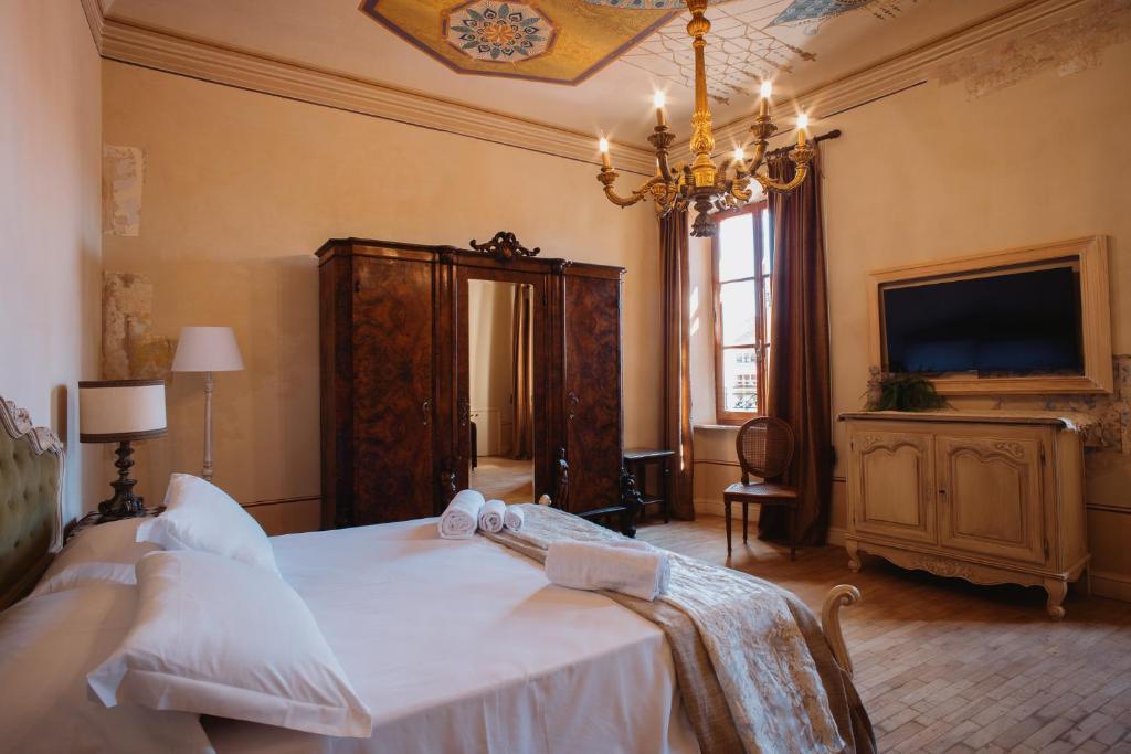 Postel nebo postele na pokoji v ubytování Hotel Oviv dimora del borgo