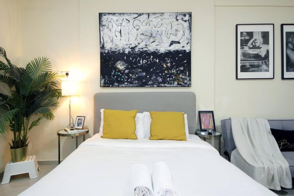 Postel nebo postele na pokoji v ubytování Effortless Elegance Studio Apartment, Dubai