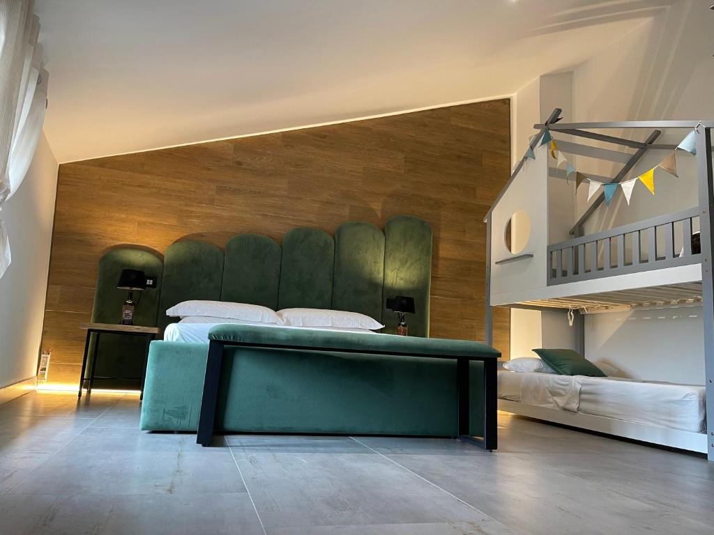 une chambre avec un grand lit avec une tête de lit verte dans l'établissement VILLA CHIARA, à Torre Orsina