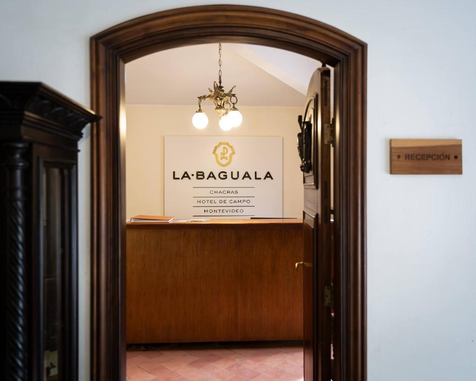 une entrée à une chambre avec un panneau sur le mur dans l'établissement La Baguala, à Pajas Blancas
